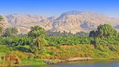 Nillandschaft mit Bergen im Hintegrund