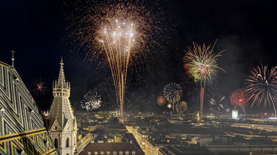 Feuerwerk über den Dächern Wiens