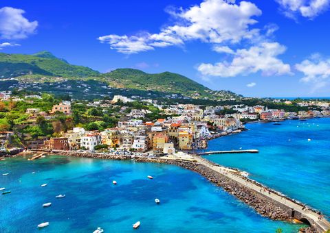 Blick auf den Hafen von Ischia