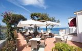 Hotel La Madonnina Terrasse mit beeindruckender Aussicht auf das Meer von Ischia, Italien