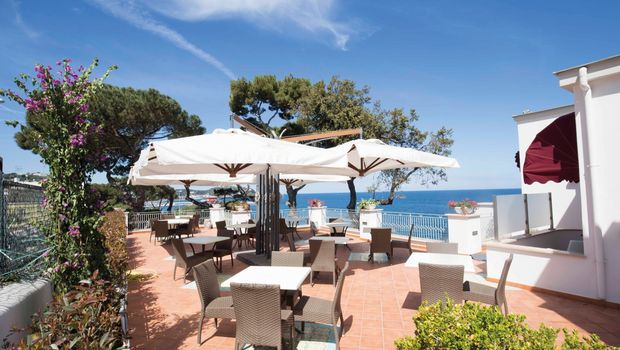 Hotel La Madonnina Terrasse mit beeindruckender Aussicht auf das Meer von Ischia, Italien