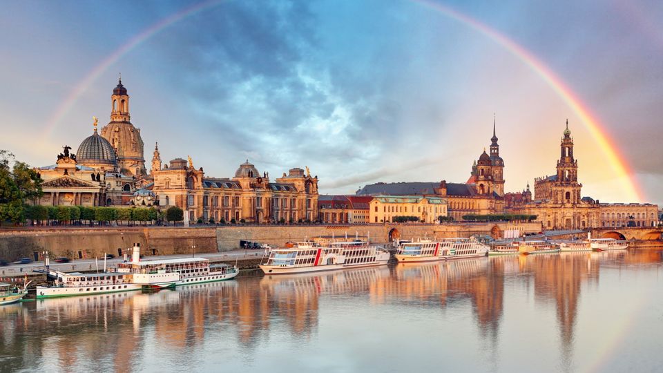 Regenbogen über der Dresdner Skyline und der Elbe