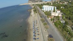 Ausblick auf den Strand und das Meer am Hotel Tourist auf Sizilien in Italien