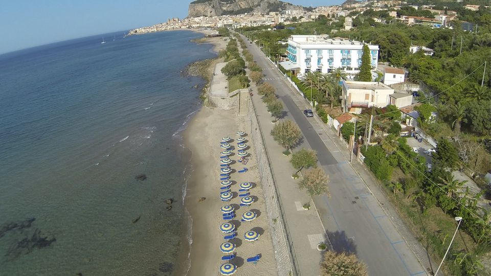 Ausblick auf den Strand und das Meer am Hotel Tourist auf Sizilien in Italien