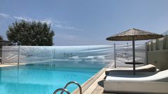Einladender Außenpool des Ersi Spa mit komfortablen Liegen und Sonnenschirmen – perfekte Kulisse für entspannte Stunden unter der griechischen Sonne.