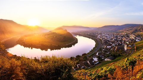 Moselschleife bei Sonnenuntergang auf einer Deutschlandreise mit sz-Reisen