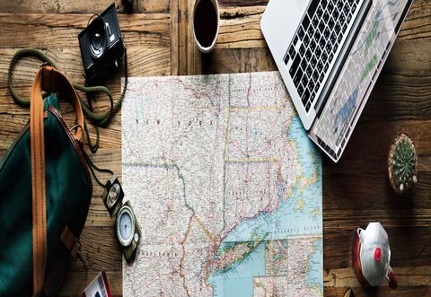 Symbolfoto: Tisch mit Landkarte und Reiseutensilien