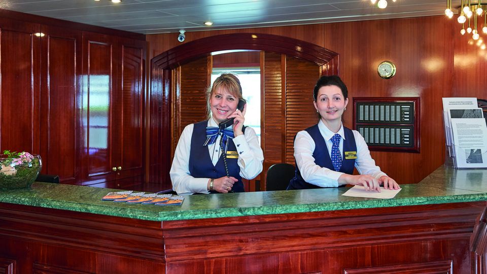 Kollegen an der Rezeption Elegant Lady ©