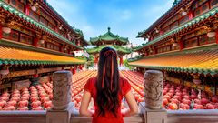 Frau im Sanfeng Tempel