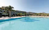 großer Pool vor Hotel Grand Palladium auf Sizilien in Italien