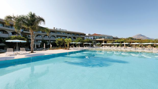 großer Pool vor Hotel Grand Palladium auf Sizilien in Italien