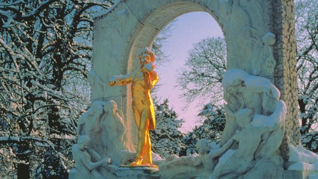 Stadtpark Wien im Winter mit Johann Strauss Denkmal 