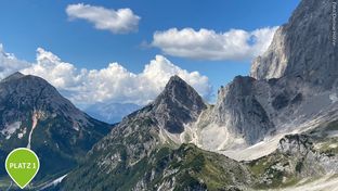 Blick von Talstation Dachsteinseilbahn auf Teil des Dachtseinmassivs