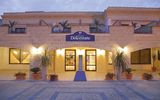 Eingang von Hotel Dolcestate auf Sizilien in Italien am Abend