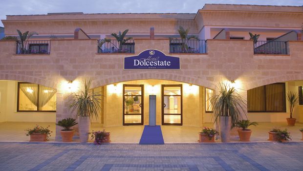 Eingang von Hotel Dolcestate auf Sizilien in Italien am Abend