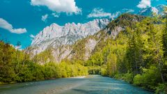 Berglandschaft im Nationalpark Gesäuse mit steilen Felswänden und bewaldeten Tälern in der Steiermark, Österreich