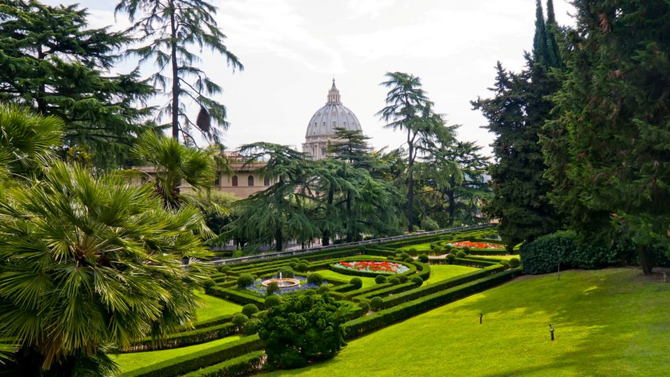 Vatikanische Gärten mit Blick auf Petersdom