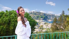 Frau an Aussichtspunkt bei Terme la Pergola auf Ischia in Italien