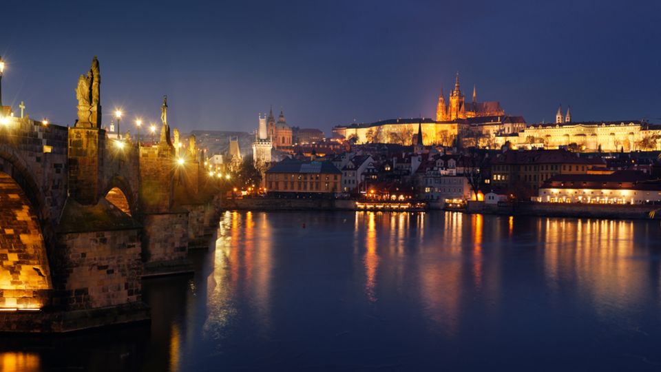 Praha Karlsbrücke bei Nacht