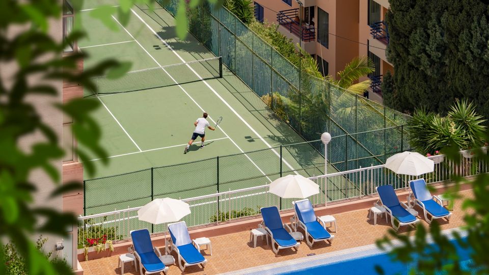 Tennis und Pool