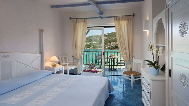 Zimmerbeispiel mit Meerblick im Club Hotel Baja Sardinia auf Sardinien, Italien