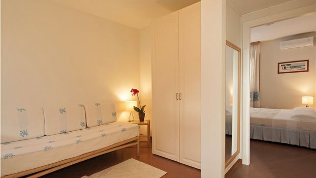 hell eingerichtetes Familienzimmer im Hotel Palau auf Sardinien in Italien