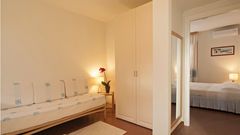 hell eingerichtetes Familienzimmer im Hotel Palau auf Sardinien in Italien