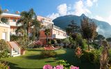 grüne Außenanlage vor Hotel Terme la Pergola auf Ischia, Italien