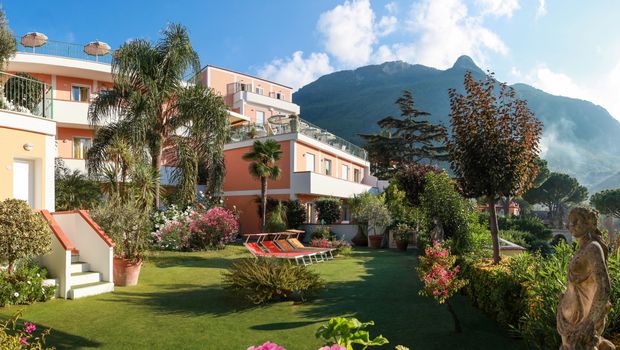 grüne Außenanlage vor Hotel Terme la Pergola auf Ischia, Italien
