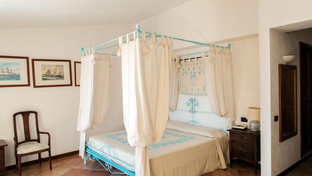 Entspannen in den Zimmern vom Hotel Luci di la Muntagna auf Sardinien in Italien