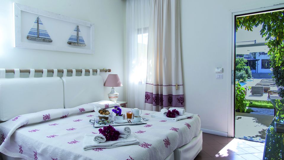 Palau Hotel Zimmer Erdgeschoss ©michelangelo_int_travel hell eingerichtetes Zimmer im Erdgeschoss im Hotel Palau auf Sardinien in Italien