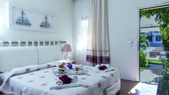 Palau Hotel Zimmer Erdgeschoss ©michelangelo_int_travel hell eingerichtetes Zimmer im Erdgeschoss im Hotel Palau auf Sardinien in Italien