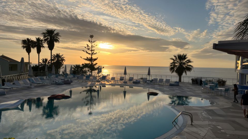 Villaggio Stromboli, Ricadi, Pool bei Sonnenuntergang