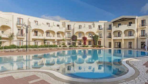 großer Pool vor dem Blu Hotel Morisco in Sardinien, Italien
