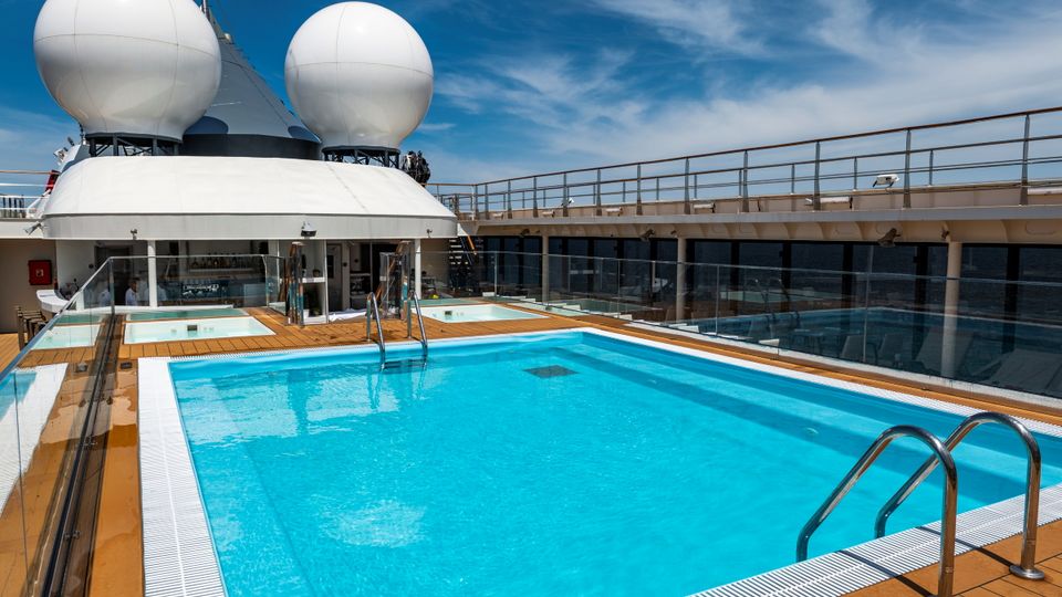 World Voyager Deck 7 Pool © nicko cruises Schiffsreisen GmbH