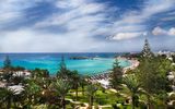 Blick auf den traumhaften Strand und das türkise Wasser auf Zypern