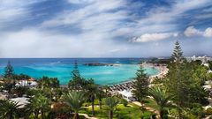 Blick auf den traumhaften Strand und das türkise Wasser auf Zypern