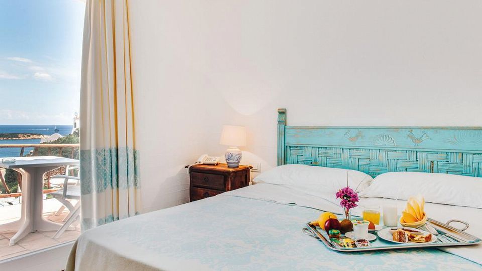 Frühstück im Bett oder auf dem Balkon in den Zimmern vom Hotel Luci di la Muntagna auf Sardinien in Italien