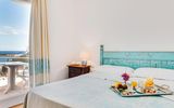 Frühstück im Bett oder auf dem Balkon in den Zimmern vom Hotel Luci di la Muntagna auf Sardinien in Italien