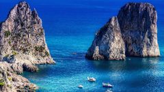 Blick auf die Faraglioni Felsen auf Capri
