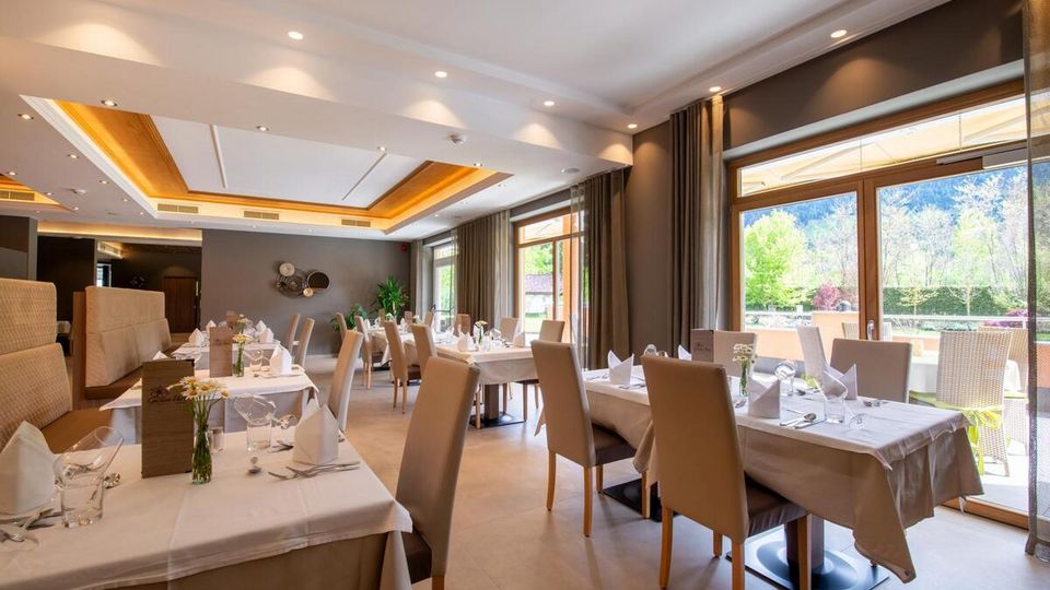 Golden Park Hotel, Restaurant
