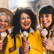 Drei Damen essen Eis