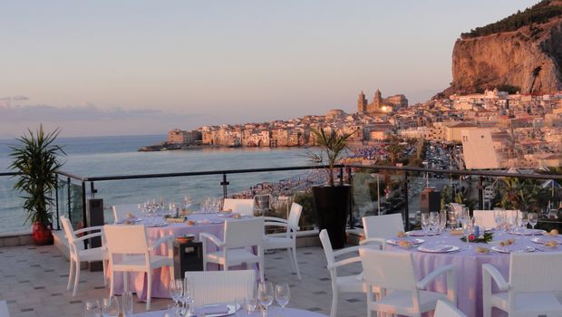 Abend genießen auf der Terrasse mit Meerblick am Hotel Sea Palace auf Sizilien in Italien