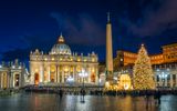 Petersdom bei Nacht mit Weihnachtsbaum