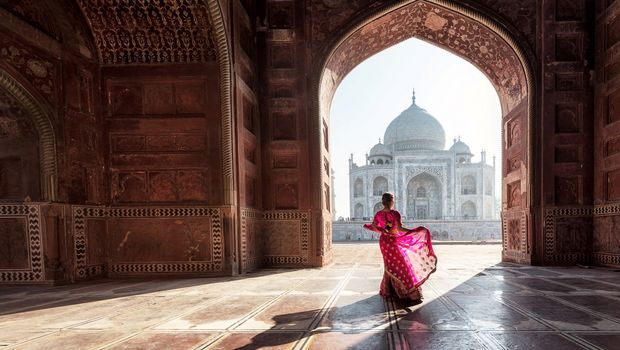 Frau im Kleid vor Taj Mahal