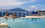 Entspannung im Pool mit toller Aussicht im Arthotel Gran Paradiso bei Sorrent in Italien