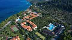 Weitläufige Hotelanlage mit mehreren Pools, Tennisplätzen und direkter Lage an der Küste – eingebettet in eine grüne, hügelige Landschaft mit traumhaftem Blick aufs Meer.