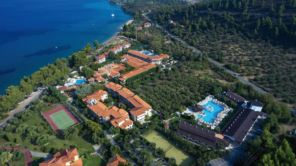 Weitläufige Hotelanlage mit mehreren Pools, Tennisplätzen und direkter Lage an der Küste – eingebettet in eine grüne, hügelige Landschaft mit traumhaftem Blick aufs Meer.