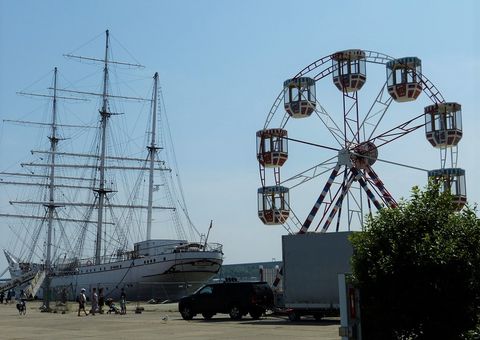 Riesenrad im Hafen von Strahlsund