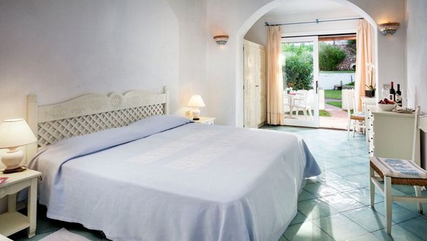 Zimmerbeispiel mit Terrasse vom Club Hotel Baja Sardinia auf Sardinien, Italien
